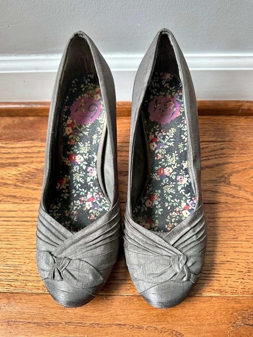 Rocket Dog Gray Bow Pumps US 9.5